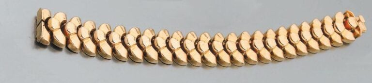 BRACELET articulé en or rose bombé à motifs d'agrafes stylisée