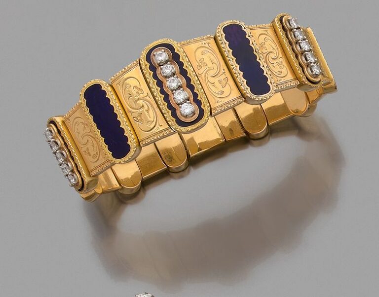 BRACELET articulé en platine (950 millièmes) et or jaune (750 millièmes) ciselé à motifs de volutes, serti de diamants taille brillant et orné d’émail ble