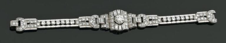 BRACELET articulé en platine ajouré serti de diamants de taille ancienne, taille brillant et baguette