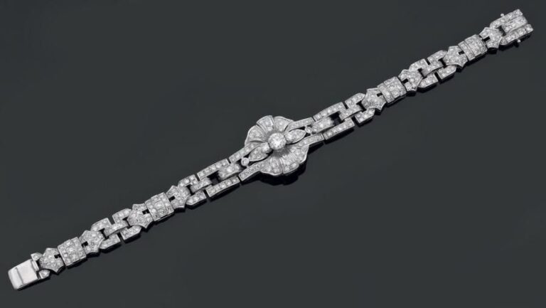 BRACELET articulé en platine ajouré serti de diamants taille brillant et 8/8 à motifs géométrique
