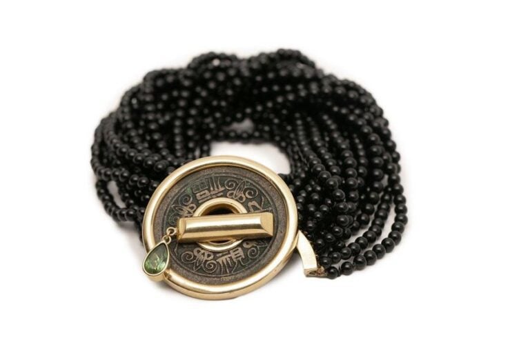 BRACELET AUX PERLES D'ONYX AU FERMOIR EN OR 18K