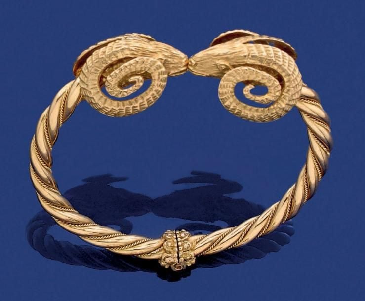 BRACELET «béliers» rigide ouvert en or jaune (750 millièmes) articulé, torsadé, sculpté et cisel