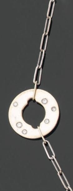 BRACELET chaînette en or gris retenant au centre un cercle partiellement serti de diamant