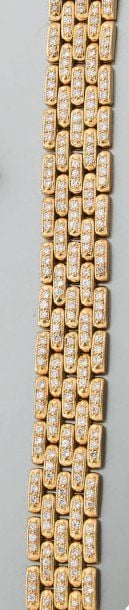BRACELET cinq rangs de mailles « briques » en or jaune articulé entièrement serti de diamants taille brillan
