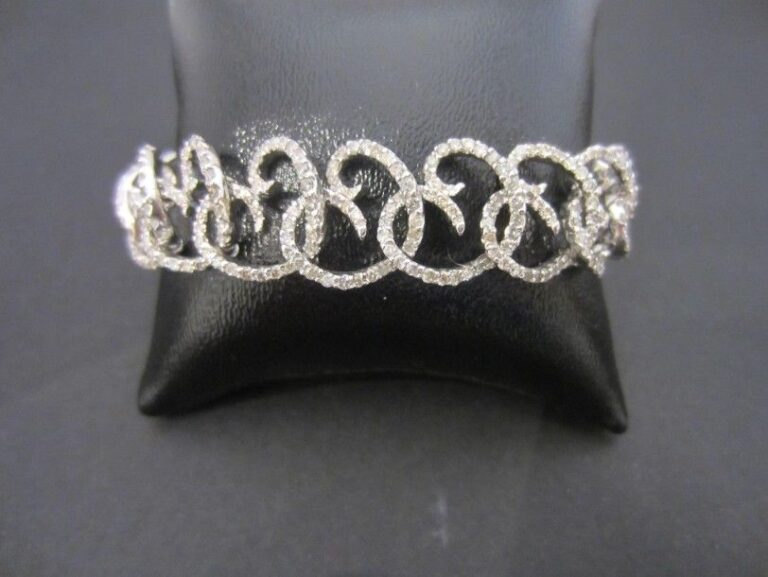 BRACELET «coeurs stylisés» articulé en or gris (750 millièmes) ajouré entièrement serti de diamants taille brillant