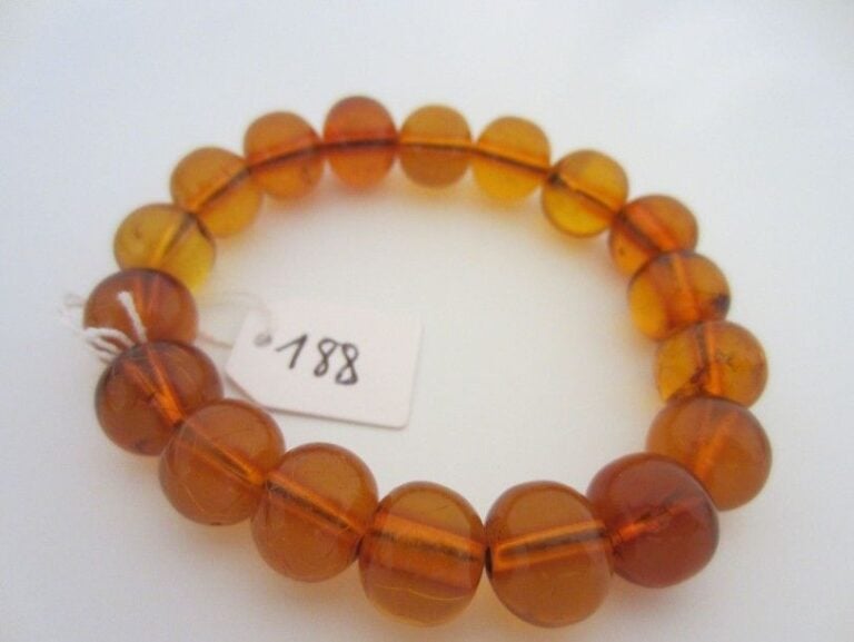 BRACELET composé de 18 boules d?ambr