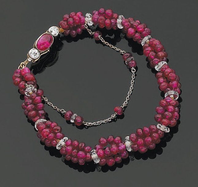 BRACELET composé de 4 rangs de perles de rubis alternées de pierres blanche