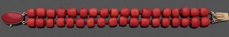 •BRACELET composé de deux rangs de perles de corail facettée