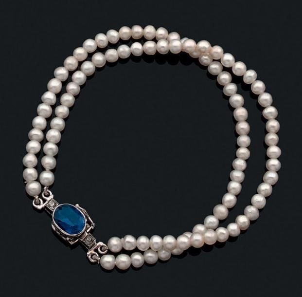 BRACELET composé de deux rangs de perles, probablement fine