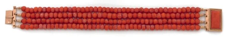 BRACELET composé de quatre rangs de perles de corail facett