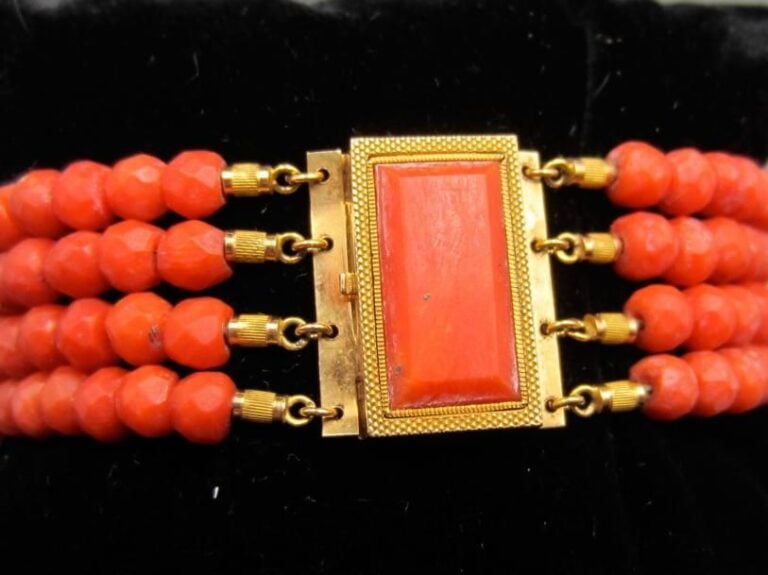 BRACELET composé de quatre rangs de perles de corail facetté Fermoir en or jaune (750 millièmes) rectangulaire orné d’une plaque de corail Travail français, vers 1900 Long : 17,5 cm Poids brut : 24,1 g