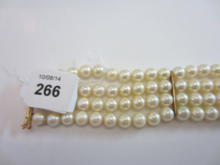 BRACELET composé de quatre rangs de perles de culture blanche