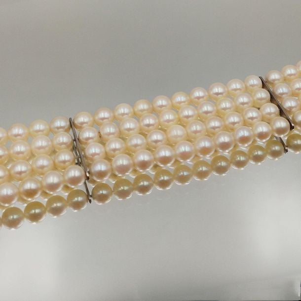 •BRACELET composé de quatre rangs de perles de culture crème