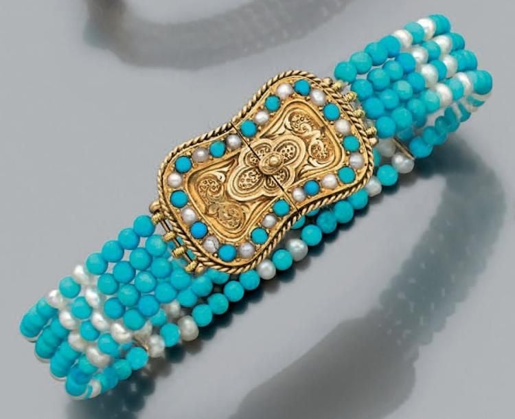 BRACELET composé de quatre rangs de turquoises alternées de perles fine