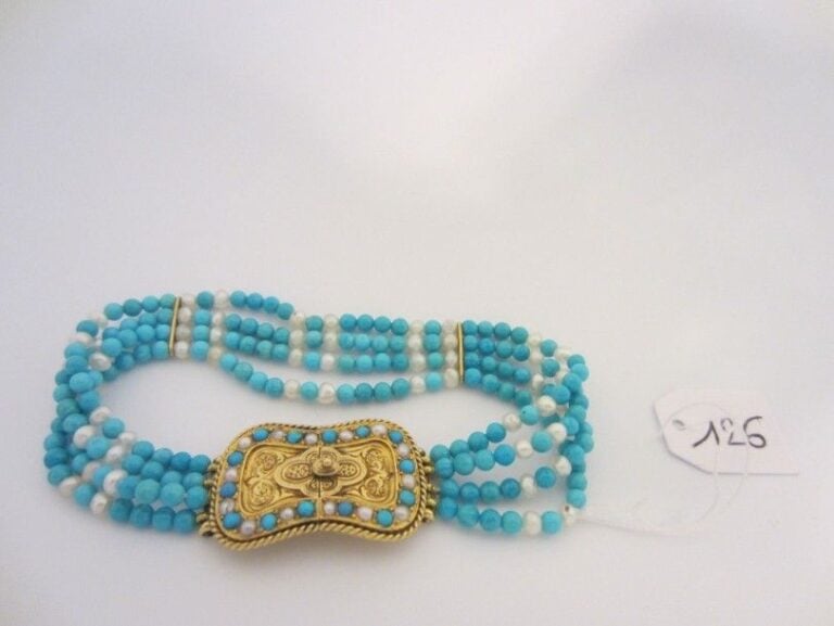 BRACELET composé de quatre rangs de turquoises et perles alternée
