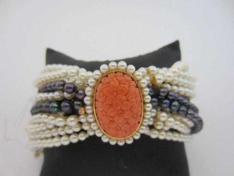 BRACELET composé de quinze rangs de perles de culture blanches et grises torsadé
