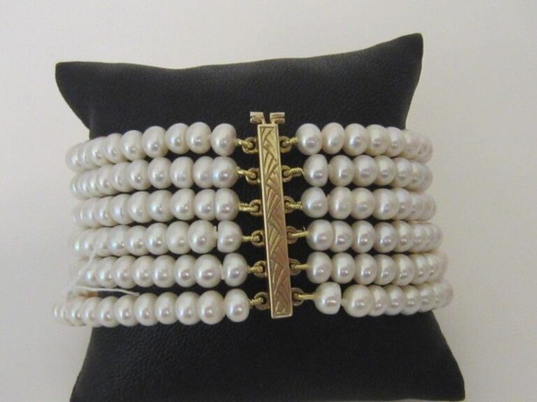 BRACELET composé de six rangs de perles de culture de couleur blanches baroque
