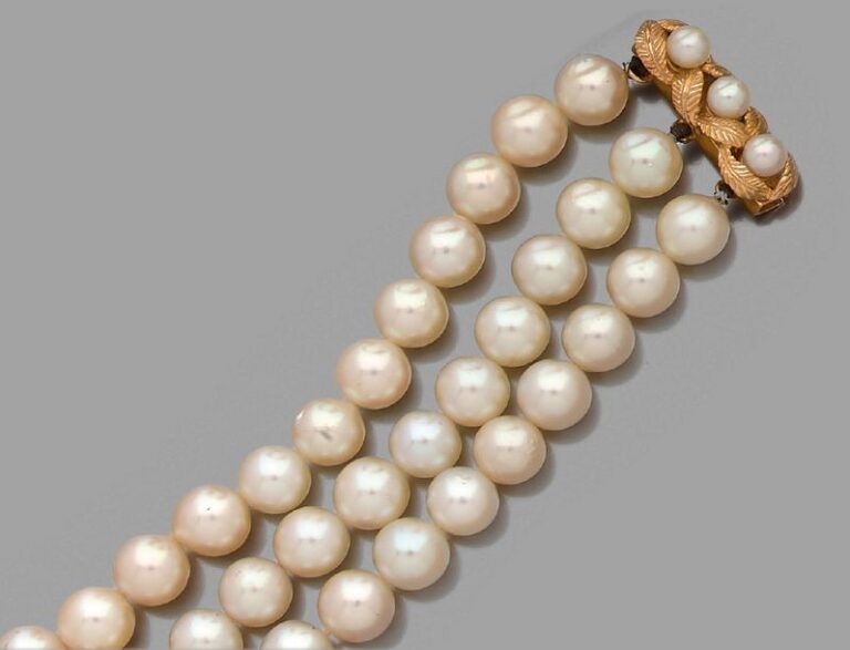 BRACELET composé de trois rangs de perles de culture blanche
