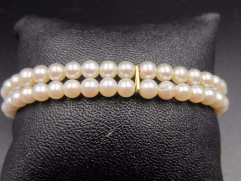 Bracelet composé d’un double rang de perles de culture réuni par trois barrettes en or (750 ‰