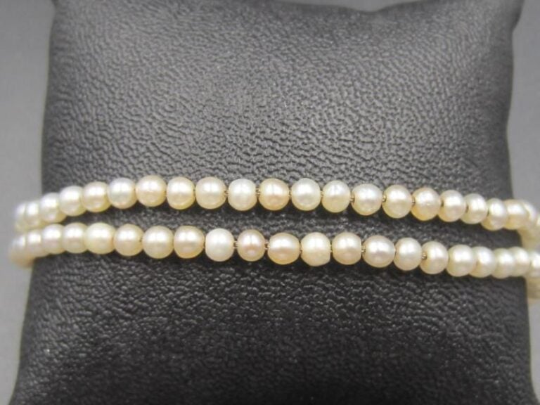 BRACELET composés de deux rangs de perles probablement fine