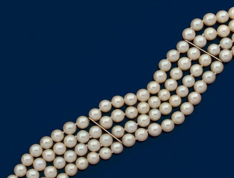 BRACELET comprenant quatre rangs de perles de culture de couleur crèm
