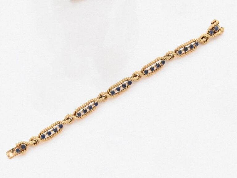 •BRACELET «corde» en or jaune (750‰) ajouré à maille torsadée, serti de 24 saphir