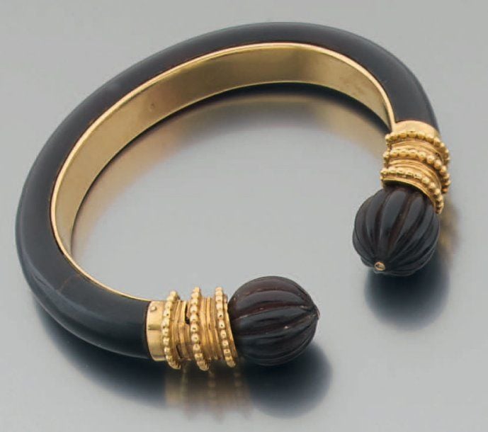 BRACELET « demi-jonc » rigide en or articulé et boulé serti d'écaille brune godronné