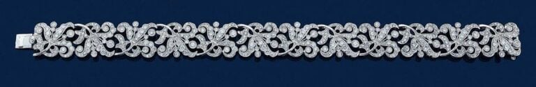 •BRACELET «dentelle» en or gris (750‰) articulé et ajouré entièrement serti de diamants taille brillan