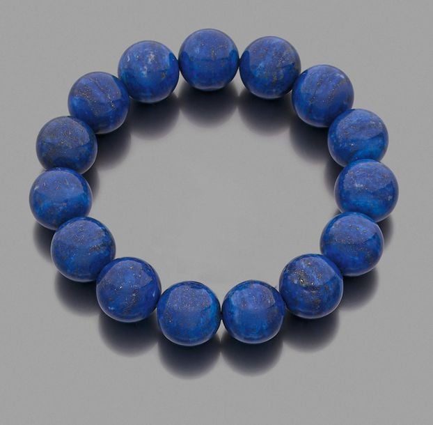 •BRACELET élastique composé de quinze perles de lapis lazul