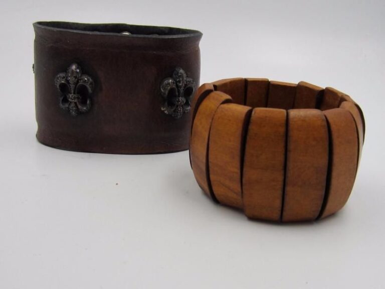 Bracelet en cuir, incrustations d'argent(925 ‰) et un bracelet en bois
