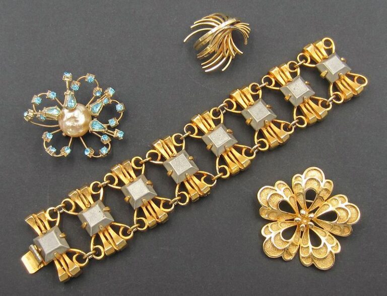 Bracelet en métal doré style années 1940 et trois broches dorés (dont une avec perles et pierres turquoise fantaisie