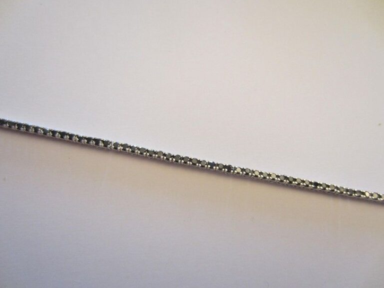 BRACELET en or gris 14 carats (585 millièmes) serti d?une ligne de petits diamants noirs taille brillan
