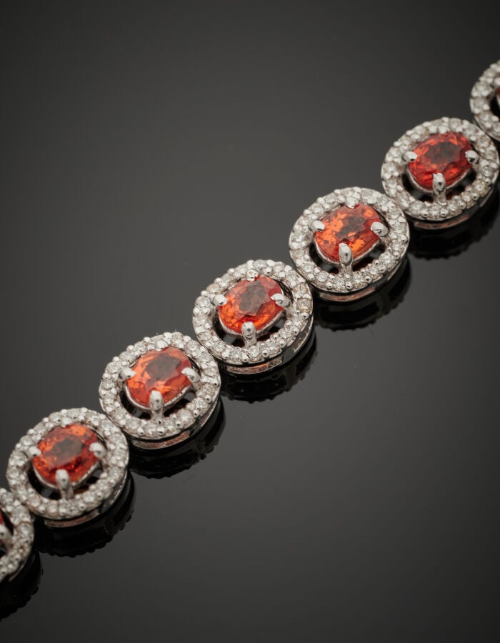 BRACELET en or gris (585‰) 14 carats, à maillons ovales sertis de saphirs orang…