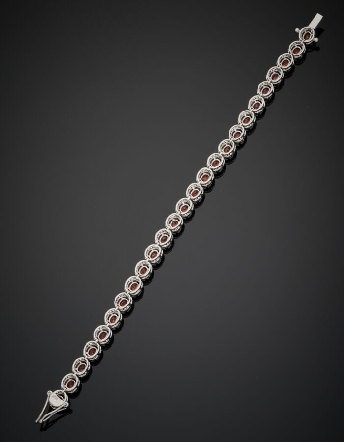 BRACELET en or gris (585‰) 14 carats, à maillons ovales sertis de saphirs orang…