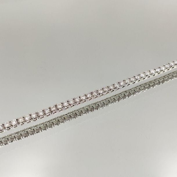 •BRACELET en or gris (585‰) 14 carats, serti d'un alignement de diamants taille brillan