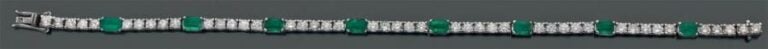 BRACELET en or gris (585 millièmes) 14 carats serti de huit émeraudes rectangulaires taillées à degrés, alternés de 45 diamants taille brillan