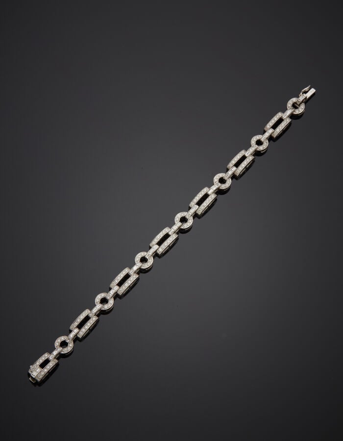 BRACELET en or gris (750‰) ajouré à maillons rectangulaires et circulaires, ser…