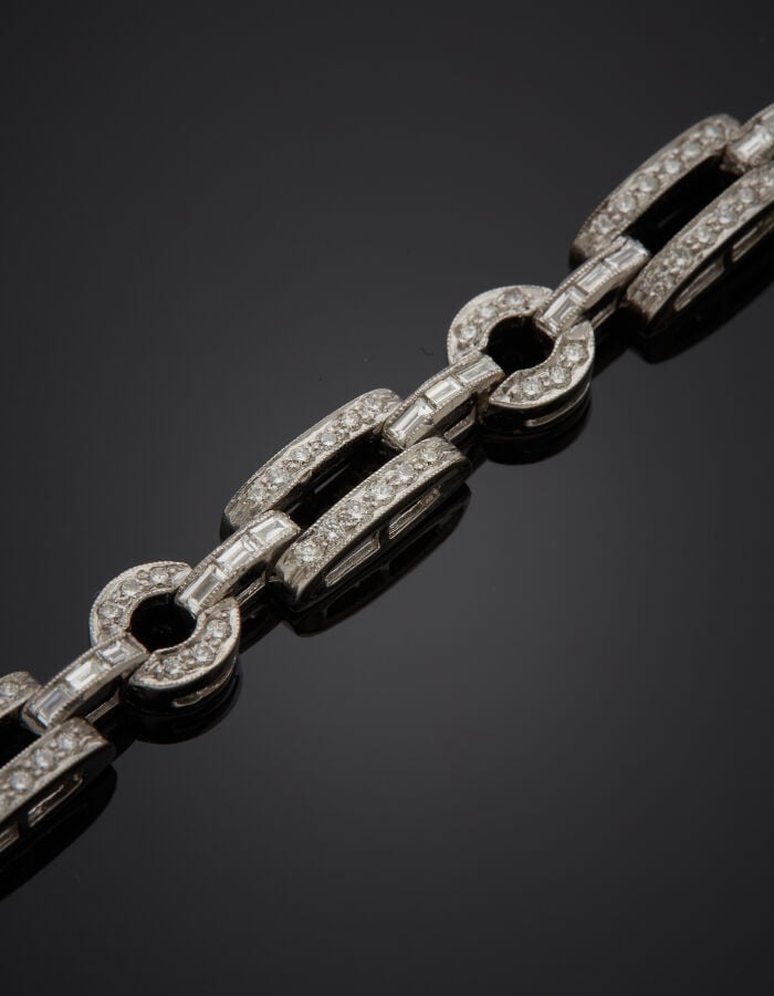 BRACELET en or gris (750‰) ajouré à maillons rectangulaires et circulaires, ser…