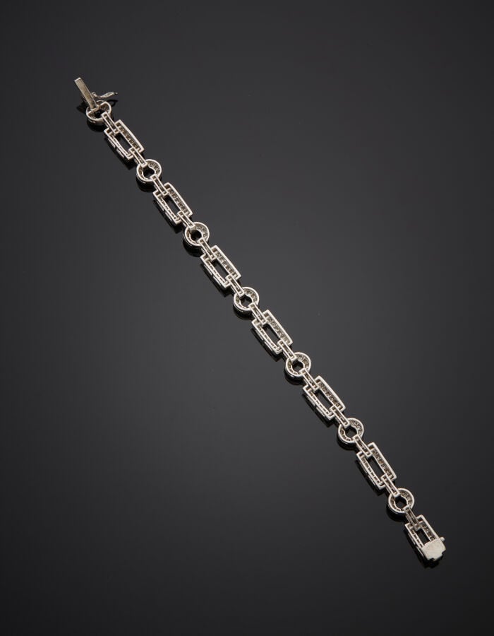 BRACELET en or gris (750‰) ajouré à maillons rectangulaires et circulaires, ser…