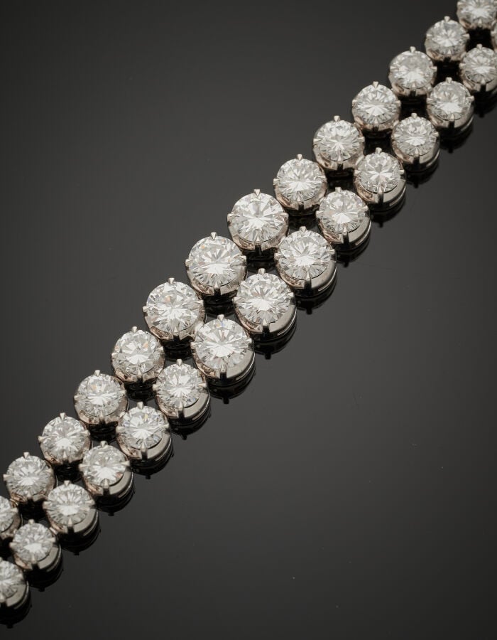 BRACELET en or gris (750‰) ajouré, composé d'un double alignement de diamants t…