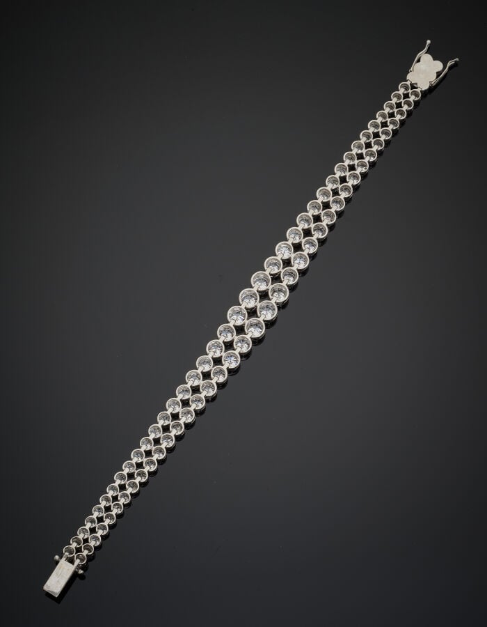 BRACELET en or gris (750‰) ajouré, composé d'un double alignement de diamants t…