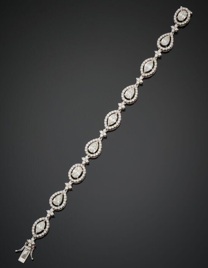BRACELET en or gris (750‰) ajouré, serti de diamants taille navette, poire et o…