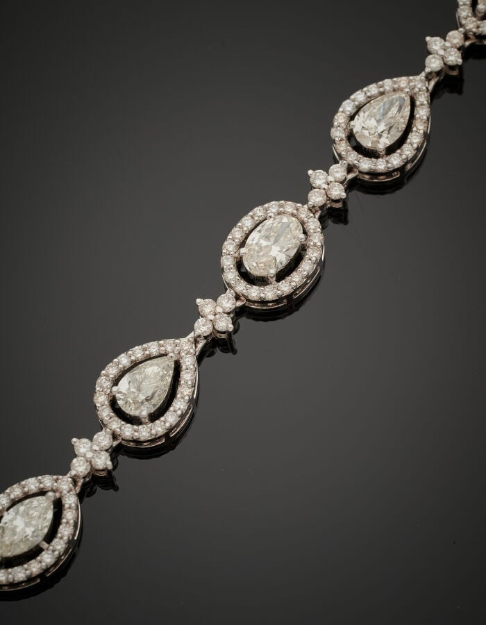BRACELET en or gris (750‰) ajouré, serti de diamants taille navette, poire et o…