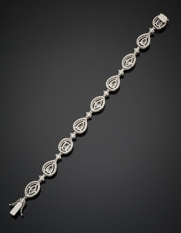 BRACELET en or gris (750‰) ajouré, serti de diamants taille navette, poire et o…