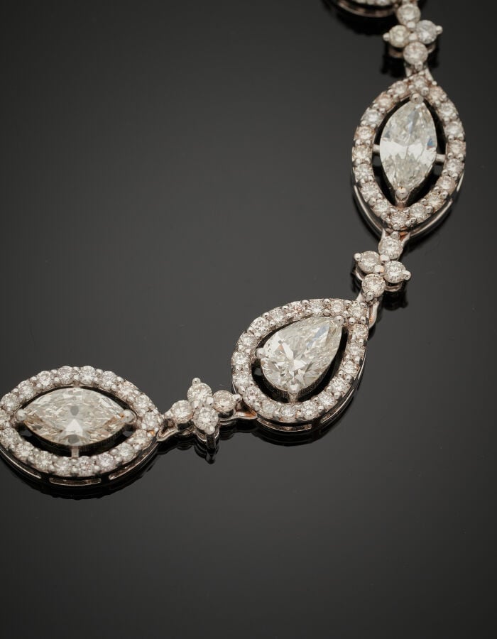 BRACELET en or gris (750‰) ajouré, serti de diamants taille navette, poire et o…
