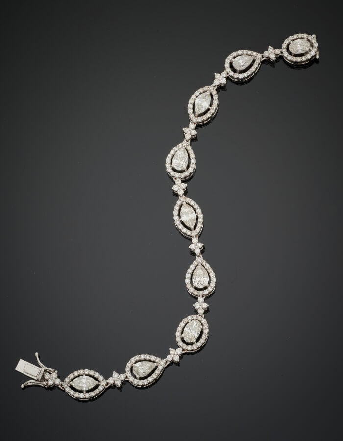 BRACELET en or gris (750‰) ajouré, serti de diamants taille navette, poire et o…
