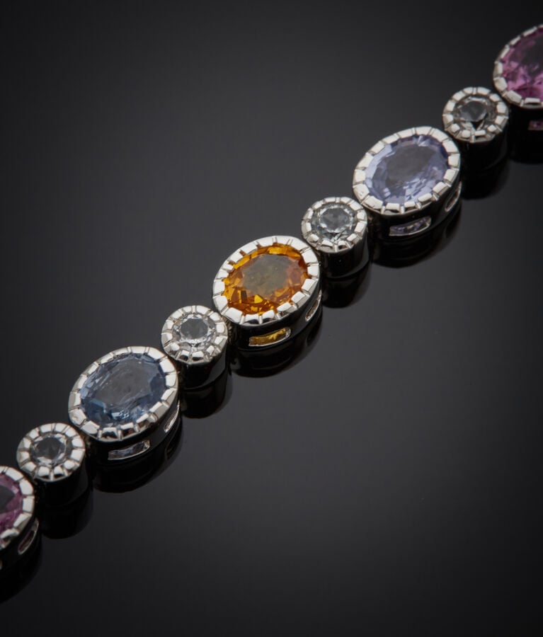 BRACELET en or gris (750‰) articulé, serti de saphirs multicolores ovales et to…