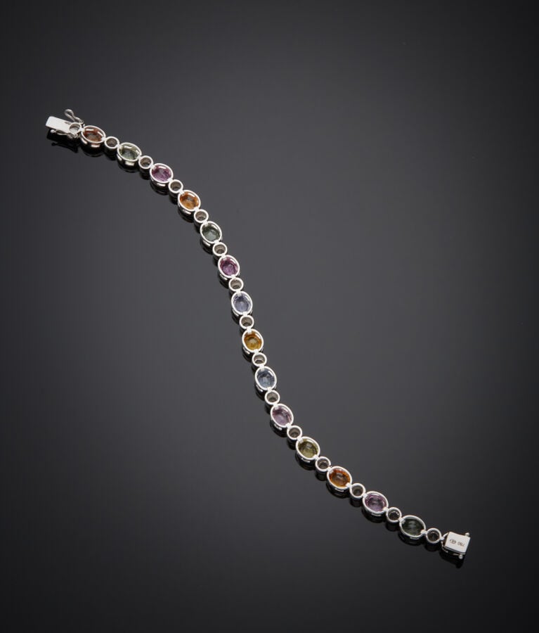 BRACELET en or gris (750‰) articulé, serti de saphirs multicolores ovales et to…