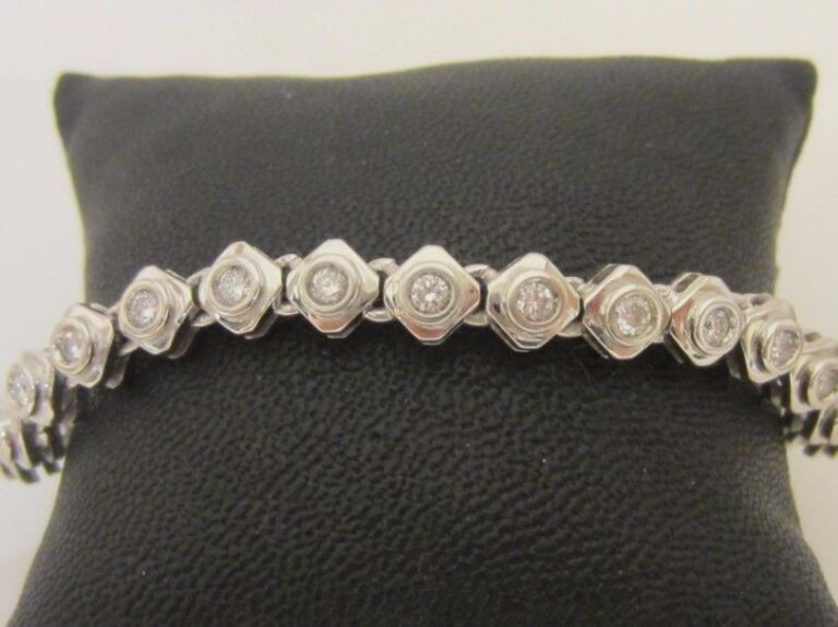 BRACELET en or gris (750 millièmes) à motifs losangiques orné d’un alignement de 26 diamants taille brillant en serti clo