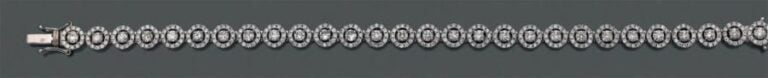 BRACELET en or gris (750 millièmes) ajouré, à motifs circulaires serti de diamants taille brillan